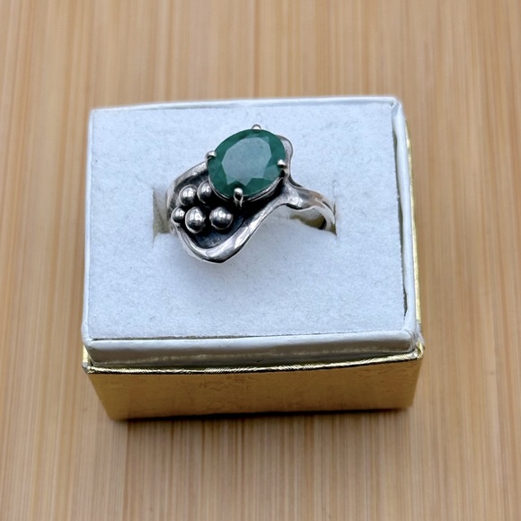 925 Sterling Silver Emerald Stone Ring - Picture 3 of 13
